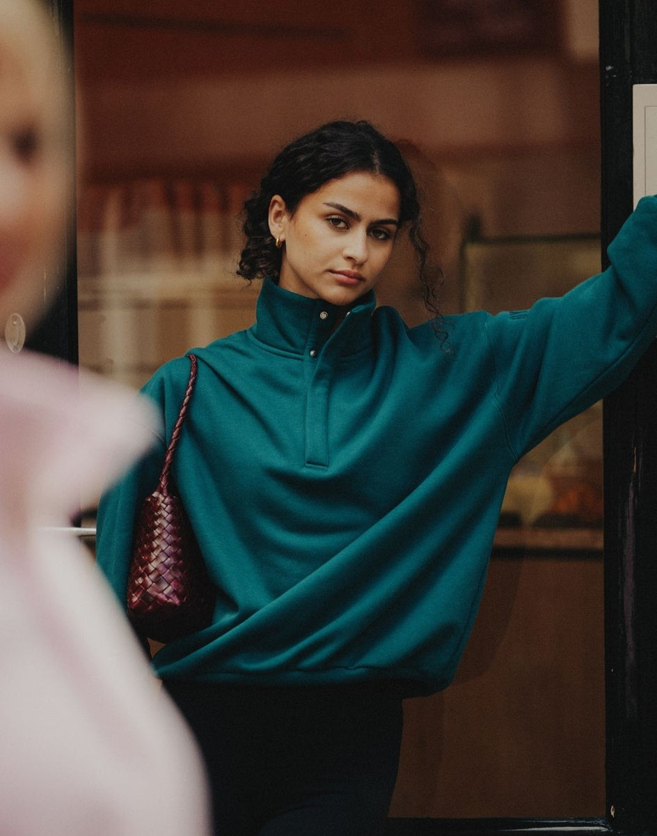 デザイナーズバイブルCollar and Neckline Variation Women's high neck color block top – White, Navy & Camel